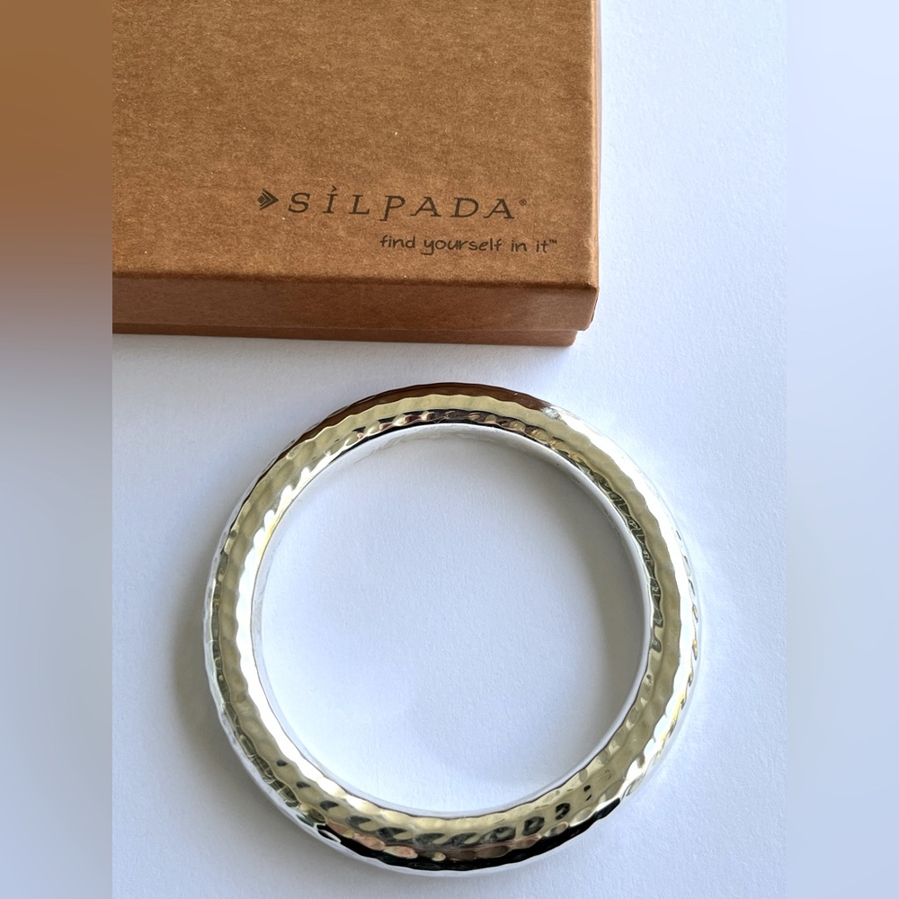 Retired Silpada Hammered Bangle
Bracelet B1653